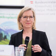 ABD0044_20220506 - WIEN - ?STERREICH: Klimaschutzministerin Leonore Gewessler (Gr?ne) am Freitag, 06. Mai 2022, anl. der PK "CleanDanube - f?r eine mikroplastikfreie Donau" und Vorstellung des Aktionsplans gegen Mikroplastik. - FOTO: APA/GEORG HOCHMUTH