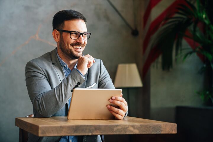 Geschäftsmann nutzt tablet für Soziale Netzwerke