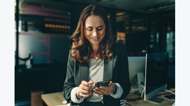 Frau blickt auf Smartphone