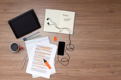 © corepics - stock.adobe.com Was es zum Studieren braucht: Tablet, Lernunterlagen, Stifte, Kaffee, Handy und Kopfhörer