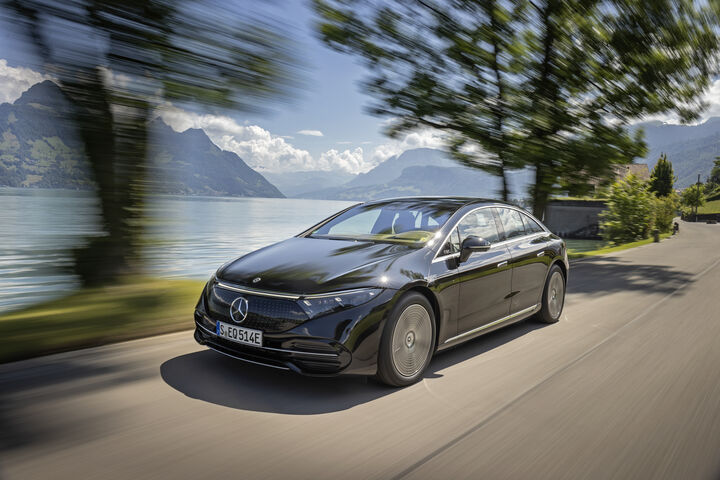 EQS 580 4MATIC (Stromverbrauch kombiniert (NEFZ): 19,6-17,6 kWh/100 km; CO2-Emissionen: 0 g/km); Exterieur: obsidianschwarz; Interieur: Leder nappa schwarz;Stromverbrauch kombiniert (NEFZ): 19,6-17,6 kWh/100 km; CO2-Emissionen: 0 g/km* EQS 580 4MATIC (combined electrical consumption (NEDC): 19.6-17.6 kWh/100 km; CO2 emissions: 0 g/km); exterior: obsidian black; interior: leather nappa black;Combined electrical consumption (NEDC): 19.6-17.6 kWh/100 km; CO2 emissions: 0 g/km*