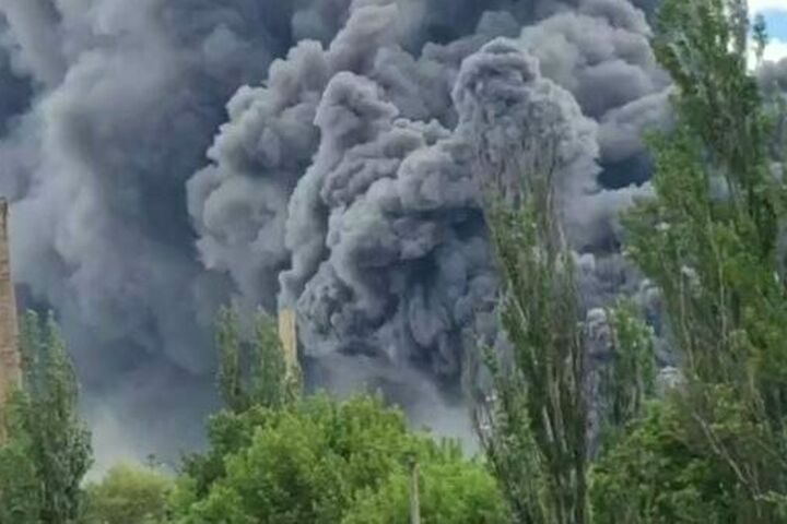 Knauf Fabrik in Donetzk mit Rauch
