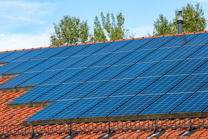 solar, energie, panel, dach, haus, kraft, photovoltaik, elektrizität, sonne, umwelt, alternative, solar panels, himmel, cell, erneuerbar, blau, ecology, technik, green, sonnenlicht, solarenergie, electric, umwelt-, kräfte, generation, energien, erneuerbare, sammler, technologie, ökologie, sonnenkollektor, eigenheim, strom sparen, strompreise, umweltschutz, nachhaltigkeit, öko, panorama