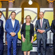Franz Prettenthaler, M. Litt, Leiter von LIFE – Institut für Klima, Energie und Gesellschaft der Joanneum Research Forschungsgesellschaft mbH, Dr. Jochen Gassner, Global Director Business Development bei South Pole, Klimaschutzministerin Leonore Gewessler, DI Walter Oblin, Generaldirektor-Stellvertreter, Vorstand für Brief & Finanzen und DI Peter Umundum, Vorstandsdirektor für Paket & Logistik, bei der Verleihung von CO2-Zertifikaten der Österreichischen Post im Weltmuseum am Wiener Heldenplatz.