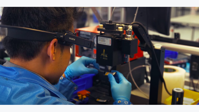 Eine Datenbrille von Vuzix im Einsatz in der Fabrik