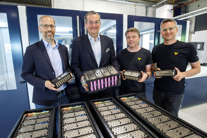 Stefan Gaigg (Geschäftsführer Miba Battery Systems), Martin Liebl (Vorstand Miba AG für eMobility und die Miba Friction Group) sowie die beiden Unternehmensgründer Johannes Kaar und Edmund Jenner-Braunschmied