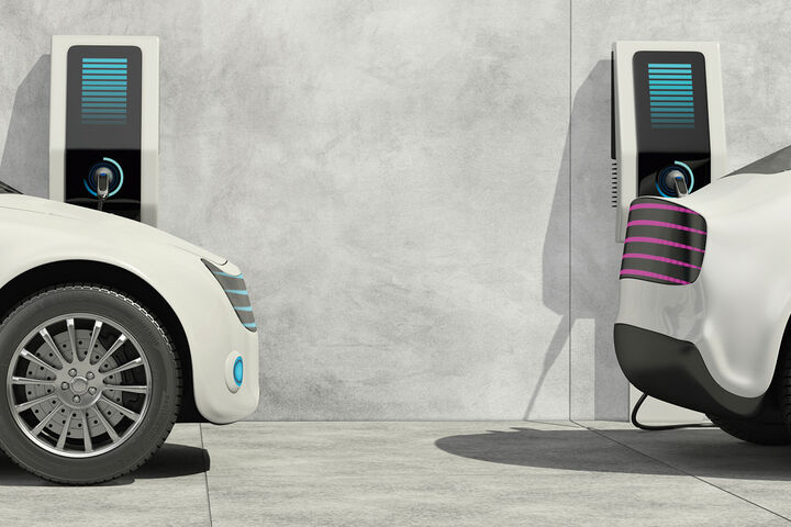 E Tankstelle mit Auto