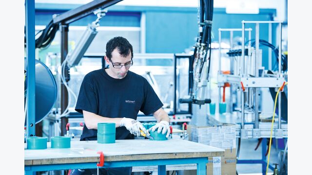 Ein Mitarbeiter im Textilwerk Getzner in Bürs, Vorarlberg.