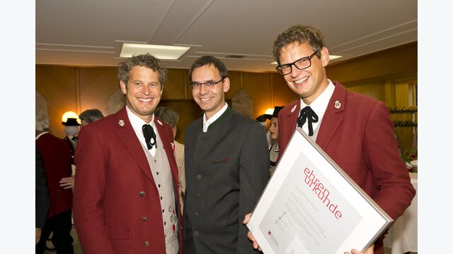 Glückwünsche von Landeshauptmann Markus Wallner zum 100-jährigen Bestandsjubiläum des Blasmusikvereins Sonnenberger Harmoniemusik Nüziders mit Markus (links) und Roland Comploj im Herbst 2019