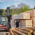 forstwirtschaft, holz, holzverarbeitung, kran, verladen, holzindustrie, sägewerk, bauholz, kantholz, palette, holzstapel, gabelstapler, stapler, holzhandel, rundholz, lager, holzwirtschaft, stamm, sägen, rinde, rohstoff, stapel, industrieholz, transport, transportwagen, gebündelt, wald, verarbeitung, waldwirtschaft, langholz, agrarfoto, countrypixel