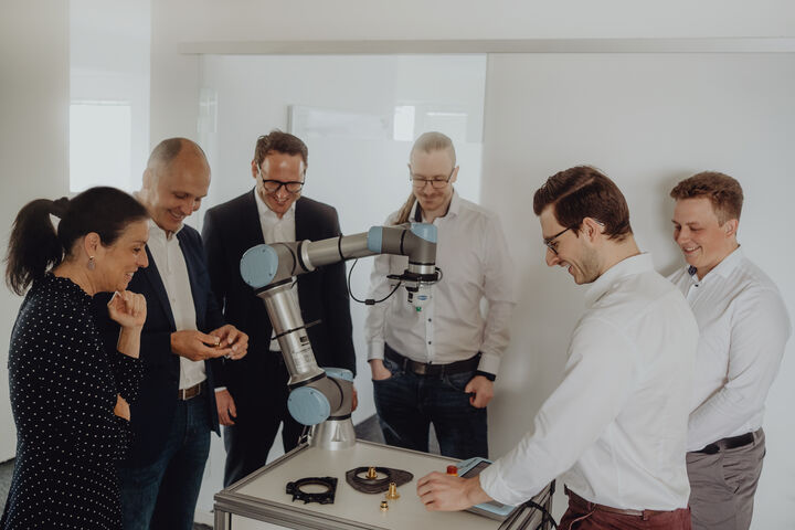 Investorenteam Christa und Josef Langer, Florian Schnitzhofer und Danube Dynamics Gründerteam Edwin Schweiger, Philipp Knaack, Nico Teringl