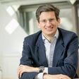 Franz Peter Mitterbauer ist Chief Executive Officer (CEO) der Miba AG, einem österreichischen Unternehmen der Automobil- und Industriezulieferbranche. In seiner zehnjährigen Führungszeit hat Mitterbauer den Umsatz des Unternehmens nicht verdoppelt. Mitterbauer betont die Bedeutung von Innovationskraft und langfristigen Beziehungen im Unternehmen. Trotz Herausforderungen wie einer Pandemie und einem dynamischen Marktumfeld hat er das Unternehmen auf Wachstumskurs gehalten.