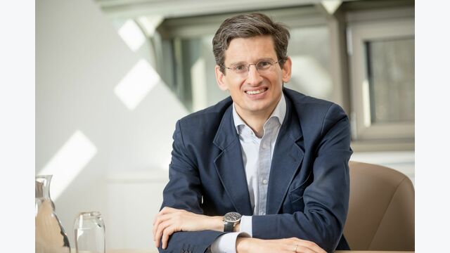 Franz Peter Mitterbauer ist Chief Executive Officer (CEO) der Miba AG, einem österreichischen Unternehmen der Automobil- und Industriezulieferbranche. In seiner zehnjährigen Führungszeit hat Mitterbauer den Umsatz des Unternehmens nicht verdoppelt. Mitterbauer betont die Bedeutung von Innovationskraft und langfristigen Beziehungen im Unternehmen. Trotz Herausforderungen wie einer Pandemie und einem dynamischen Marktumfeld hat er das Unternehmen auf Wachstumskurs gehalten.