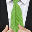 Manager mit Krawatte aus Blättern