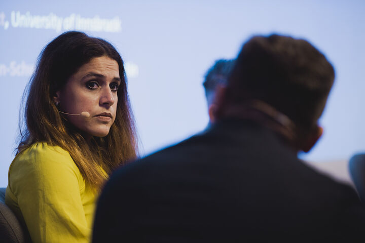 Monika Köppl-Turyna, Direktorin des ECO Austria Instituts für Wirtschaftsforschung, spricht in einer Diskussionsrunde am 23. Industriekongress in Wien über Sanktionen und Energiepreise.