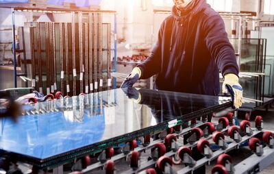 © romaset - stock.adobe.com Ein Fensterglas auf einem Fließband in der Glasproduktion. Die Glasindustrie ist aber auch wichtig für die Pharmaindustrie.