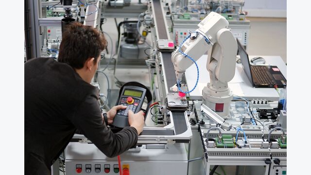 Arbeit an einem Roboter-Greifarm. Der Einsatz von Cobots (kollaborative Roboter) eignet sich in der Industrie nicht überall.