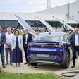 The high-power-charging park with new automotive powerbank in the background is open (from left): Florian Köhler, Project Manager AW Automotive, Ingolf Keller, Energy Officer, Karen Kutzner, Managing Director Finance and Controlling VW Saxony, Lars Thielemann, Head of Planning and Jörg Engelmann, Head of Innovation.