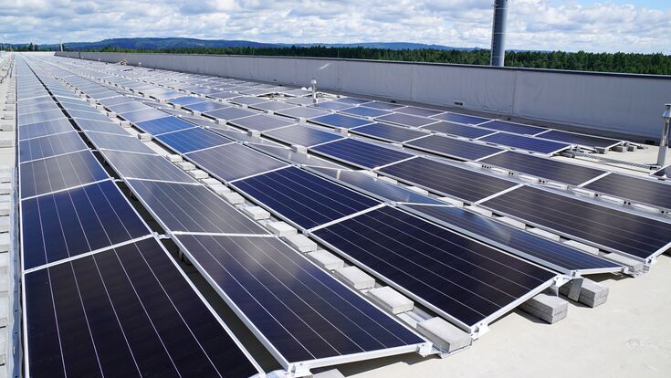 So groß wie 9 Fußballfelder: die neue Aufdach-Photovoltaikanlage der AMAG.