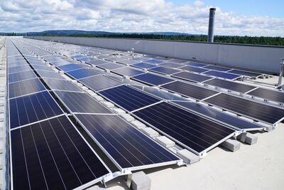 So groß wie 9 Fußballfelder: die neue Aufdach-Photovoltaikanlage der AMAG.