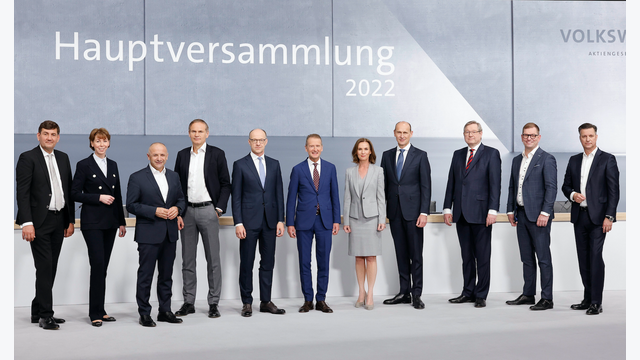 Volkswagen AG Hauptversammlung: Oliver Blume (4. v. l. ) und Herbert Diess (Mitte).