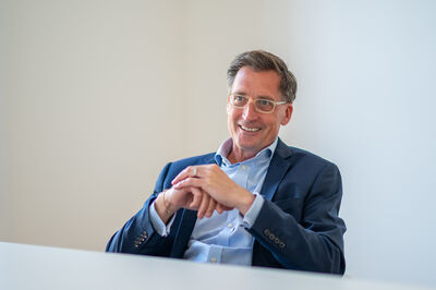 © HELIOZ Niclas Schmiedmaier, CEO des Social Enterprise Helioz, spricht im Interview mit dem Industriemagazin über CO2-Zertifikate.