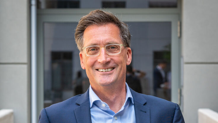 © HELIOZ Niclas Schmiedmaier, CEO des Social Enterprise Helioz, mit dem Produkt WADI.