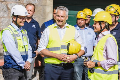 © APA/EXPA/DOMINIK ANGERER Thomas Ikert RHI Magesita, Bundeskanzler Karl Nehammer (ÖVP), Stefan Borgas CEO RHI Magnesita bei einer Werks-Besichtigung in Veitsch.