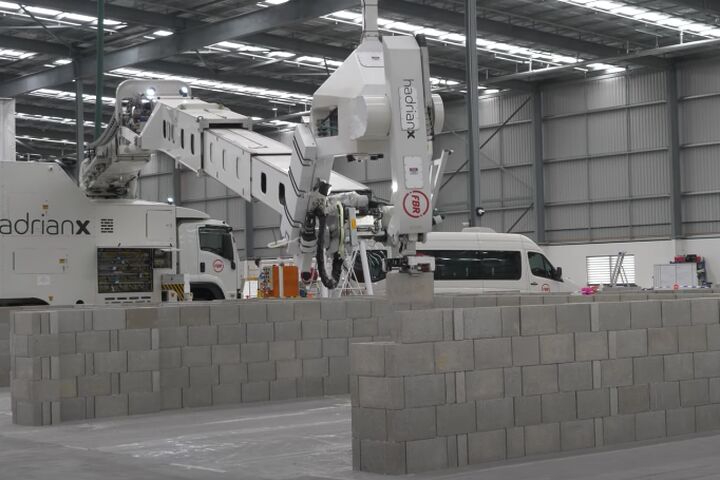 Der Bauroboter Hadrian X erstellt ein Haus.