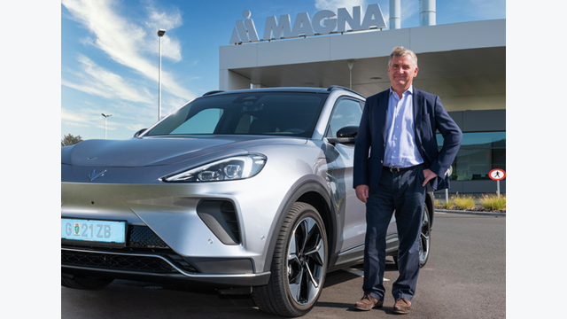 SUV der Marke Arcfox vor dem Werk von Magna.