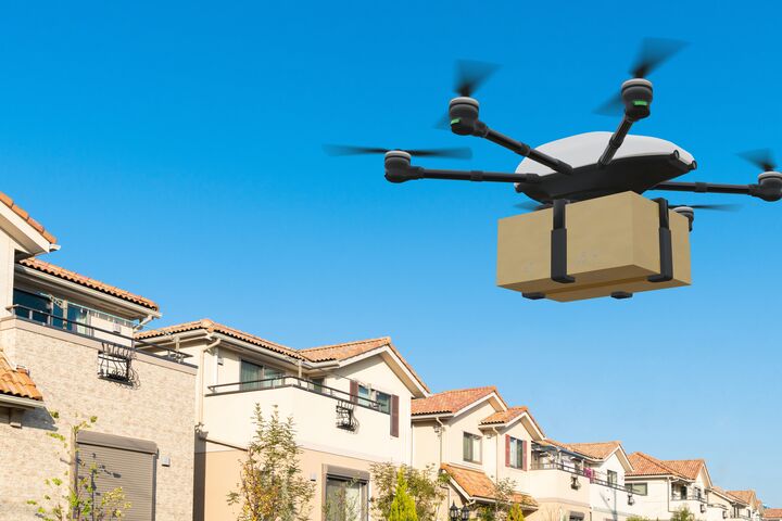 Eine Flugdrohne für den Transporteinsatz von Paketen ist Teil der Logistik der Zukunft.