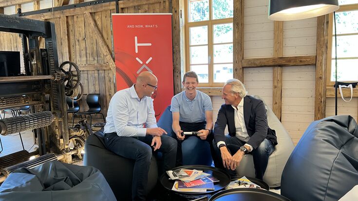 © Henn Henn CEO Martin Ohneberg mit Mitarbeiter (Mitte) und Christoph Jandl, Head of Innovation Management, Henn
