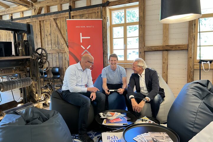 Henn CEO Martin Ohneberg mit Mitarbeiter (Mitte) und Christoph Jandl, Head of Innovation Management, Henn