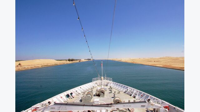 Die MS Europa auf dem Suezkanal, einer der wichtigsten Wasserstraßen der Welt.