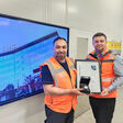 v.l.n.r. Kasim Hanif, Resident Engineer & Andrew Howard, KNAPP Site Manager bei Marks & Spencer)