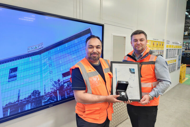 v.l.n.r. Kasim Hanif, Resident Engineer & Andrew Howard, KNAPP Site Manager bei Marks & Spencer)