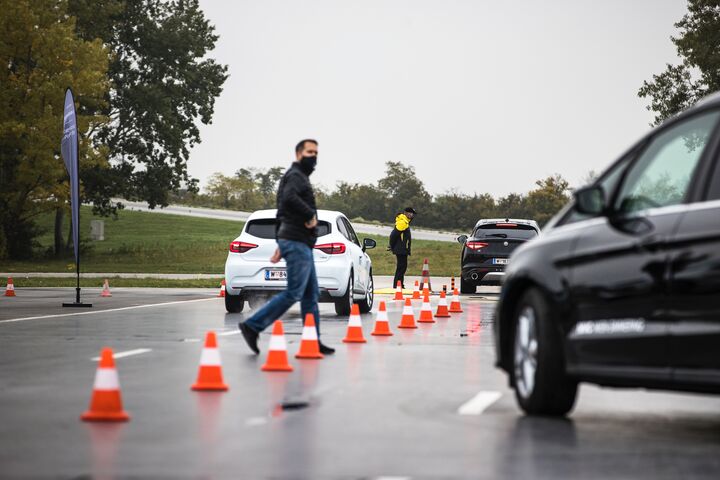 Bei nassen Straßenverhältnissen gleich doppelt so lustig - der Autotesttag 2021.