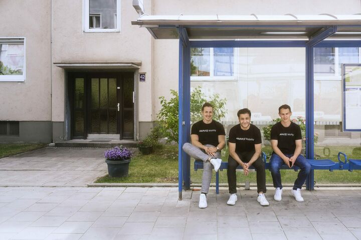 Das Münchner Technologieunternehmen Awake Mobility entwickelt und betreibt eigene Hardware- und Software-Lösungen zur Echtzeit-Fahrzeugdatenerfassung von Bussen. Im Bild: v.l. Daniel Sattel (COO), Houssem Braham (CTO) und Daniel Tyoschitz (CEO).