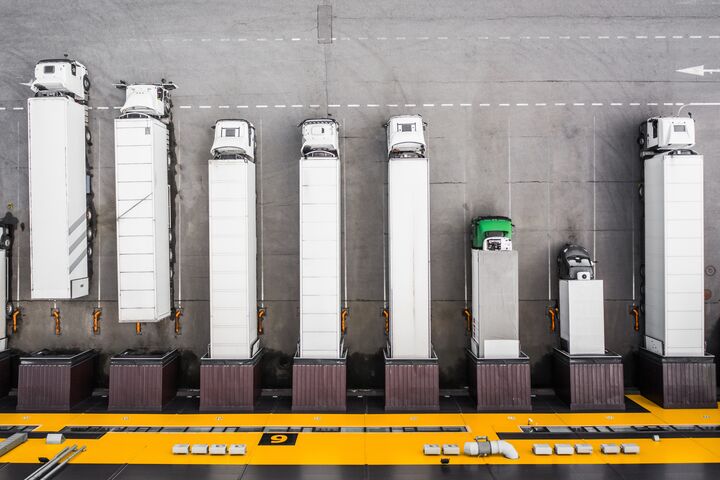 Trucks im Hub eines Logistikunternehmens; größte logistikunternehmen österreich