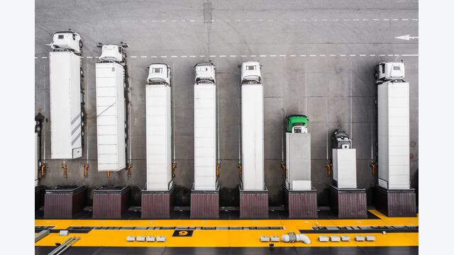 Trucks im Hub eines Logistikunternehmens; größte logistikunternehmen österreich