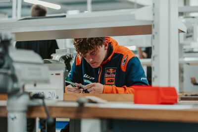 Lehrling in der Ausbildung bei Motorradhersteller KTM