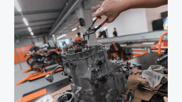 KTM bildet Fachkräfte aus