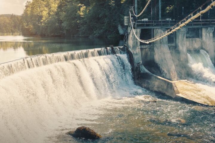 Das Wasserkraftwerk Danzermühl des Papierherstellers Heinzel an der Traun in Laakirchen.