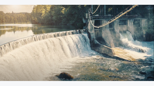 Das Wasserkraftwerk Danzermühl des Papierherstellers Heinzel an der Traun in Laakirchen.