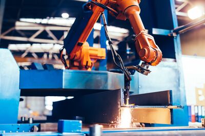 © Photocreo Bednarek - stock.adobe Stahlbearbeitung in der Stahlindustrie durch Roboter