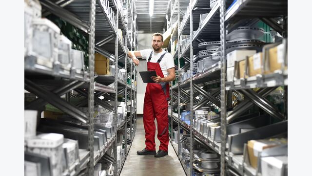 Ein Lager voller Autoteile bei einem Zulieferer