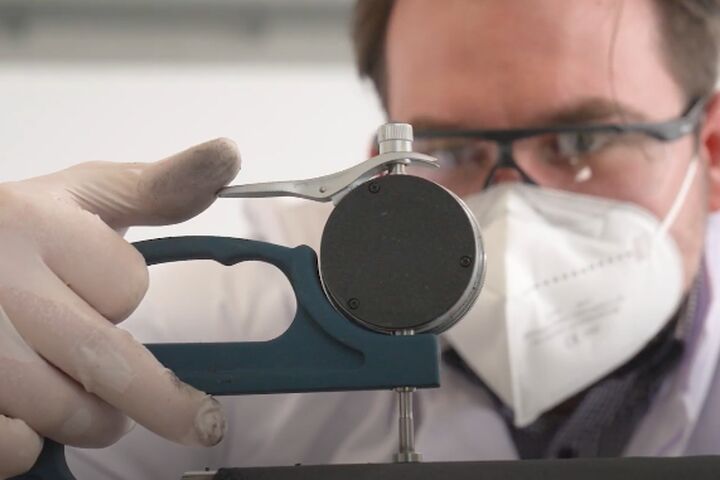 Batterieherstellung beim oberösterreichischen Unternehmen BlueSky Energy, das auch unter dem Namen Greenrock Businesslösungen anbietet.