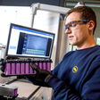 Mitarbeiter in der Batterie-Produktion in der Voltfactory von Miba.