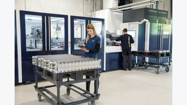 Die Batterie-Systeme in der Voltfactory von Miba werden auf einer vollautomatischen Produktionslinie, dem "Voltjet", produziert.