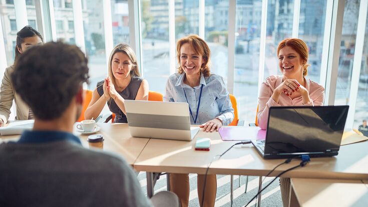 © luckybusiness - stock.adobe.com Liste der besten Headhunter: Headhunting in Österreich: Ein Bewerber sitzt bei einem Job Interview, größte Personalberatungsunternehmen im Zentralraum Österreichs. Personalsuche, Recruiting und Personalvermittlung.